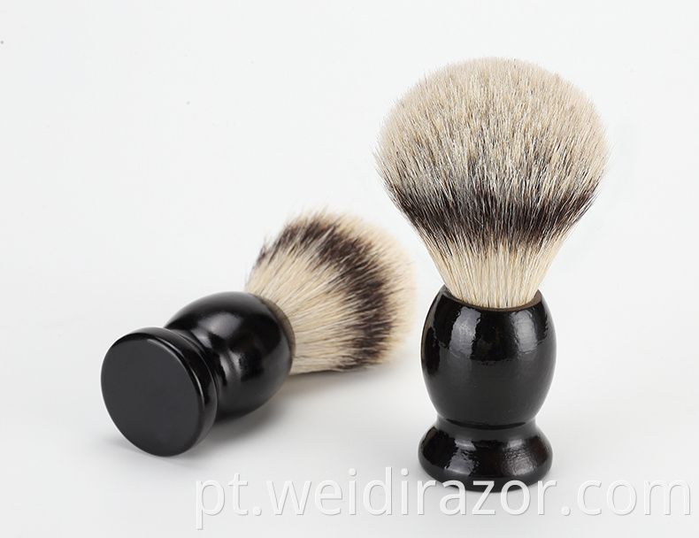Escova de barbear úmida de texugo de ponta prateada com cabo preto